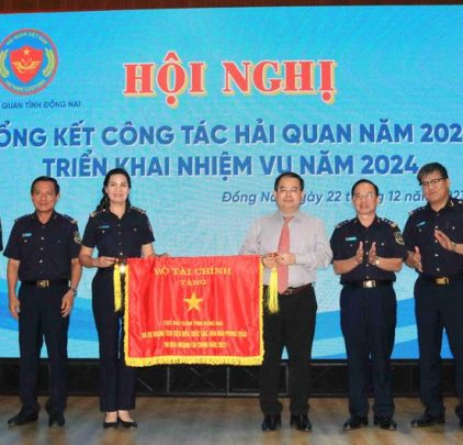 Cục Hải quan Đồng Nai nhận cờ thi đua xuất sắc của Bộ Tài Chính